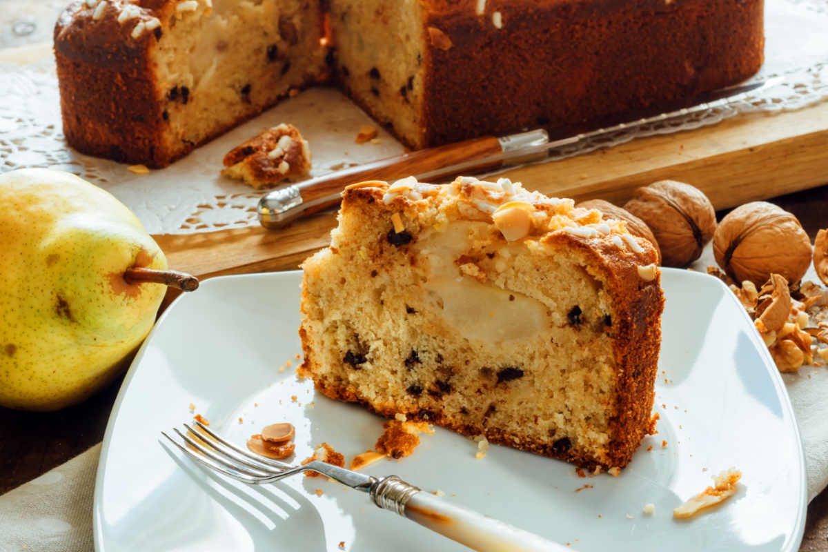 Plum cake senza glutine alle pere e noci pecan